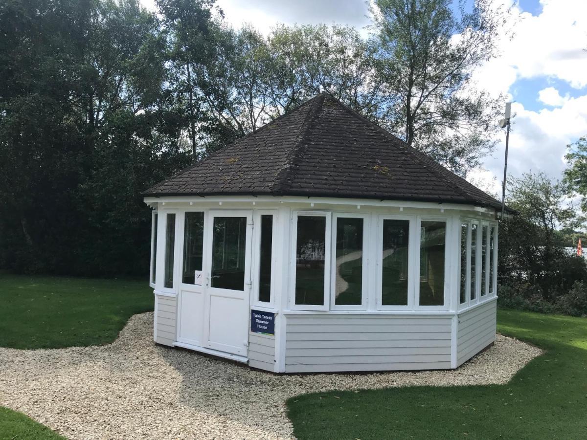 Liming Lodge - Lakeside Home In The Cotswolds South Cerney Luaran gambar