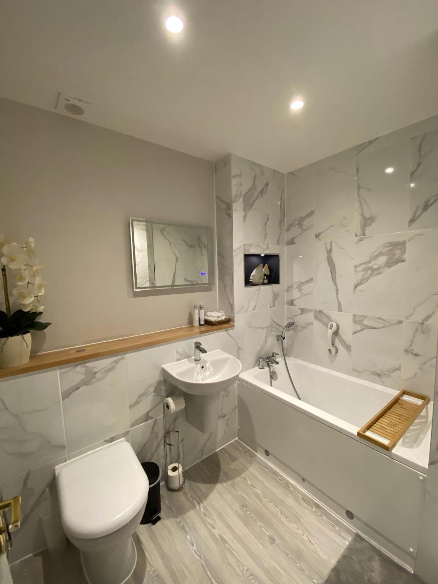 Liming Lodge - Lakeside Home In The Cotswolds South Cerney Luaran gambar